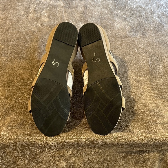 Chic Tan Women's Sandals - Picture 4 of 4